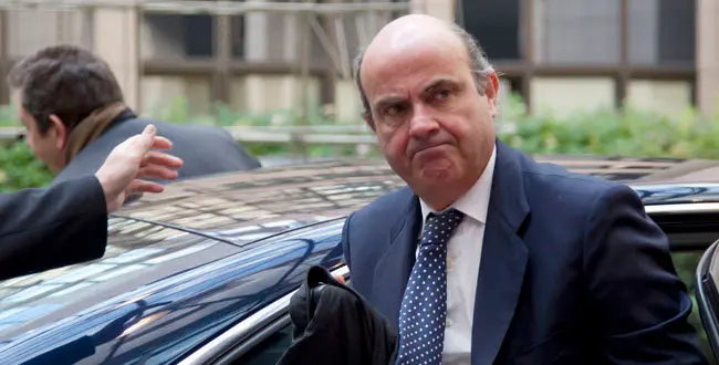 Spain's Economy Minister Luis de Guindos, right, arrives for a meeting of eurogroup finance ministers at the EU Council building in Brussels on Monday, Nov. 26, 2012.