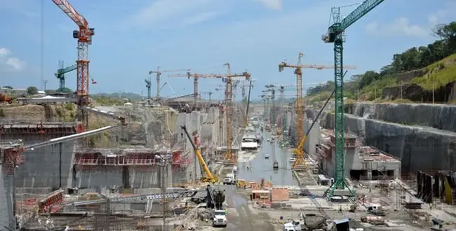 (FILES) Panama Canal locks under construction as seen on August 20, 2013. A Spanish-led consortium threatened on January 2, 2014 to halt a massive, $5.3 billion (3.9-billion-euro) expansion of the Panama Canal, which handles five percent of world maritime trade, because of a row over cost overruns. AFP PHOTO/Rodrigo ARANGUA
FILES-PANAMA-CANAL-WORKS-STOPPAGE