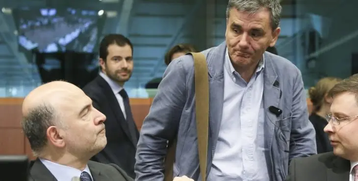 BRU03 BRUSELAS (BÉLGICA) 24/05/2016.- El comisario de Asuntos Económicos, Pierre Moscovici (i), conversa con el ministro giego de Finanzas, Euclides Tsakalotos (c) y el vicepresidente de la CE para el Euro, Valdis Dombrovskis (d) durante la reunión del Eurogrupo celebrada en Bruselas, Bélgica hoy, 24 de mayo de 2016 para la primera revisión del tercer rescate a Grecia y avanzar hacia el alivio de la deuda helena. EFE/Olivier Hoslet