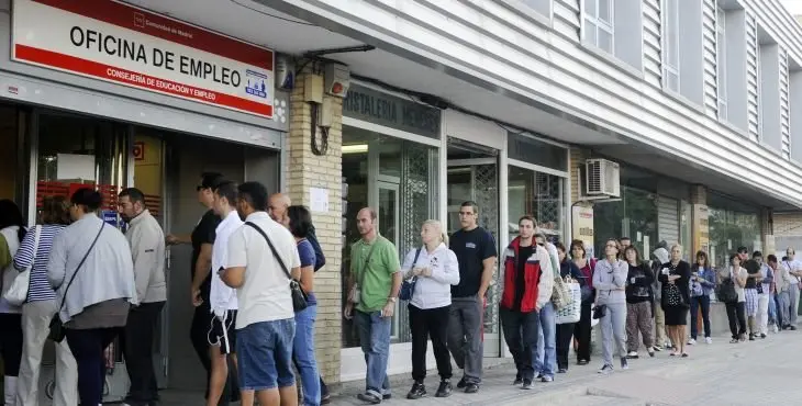 People wait in line at a government employment office at Santa Eugenia's Madrid suburb on October 04, 2011. The number of unemployed in Spain increased in September to 4.226 million, a 2.32% monthly increase, Spanish government announced. This number reached a record high in March of 4.33 million unemployed, the highest level since the start of the economic crisis in 2008. AFP PHOTO / DOMINIQUE FAGET
TELETIPOS_CORREO:FIN,FIN,%%%,%%%