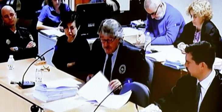 GRA032 SANTIAGO DE COMPOSTELA, 30/09/2015.- Imagen institucional de televisión de la sala donde se celebra el juicio a Rosario Porto (i) y Alfonso Basterra (detrás, 2d), los dos principales acusados de la muerte de su hija Asunta Basterra. Junto a ellos sus letrados, José Luis Gutiérrez Aranguren (c) y Belén Hospido (detrás, d) y el fiscal, Jorge Fernández, esta mañana en Santiago de Compostela. EFE/Lavandeira jr