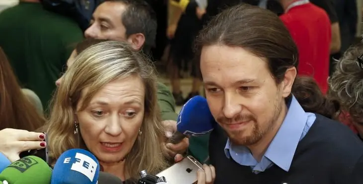 GRA138. MADRID, 27/04/2016.- La diputada de Podemos y juez en excedencia Victoria Rosell acompañada por el líder del partido, Pablo Iglesias, atiende a los medios tras presentar hoy su renuncia como miembro de la Diputación Permanente del Congreso para dejar de ser aforada en el momento en que se disuelvan las Cortes, después de que el Tribunal Supremo admitiera a trámite una querella contra ella. EFE/Sergio Barrenechea
