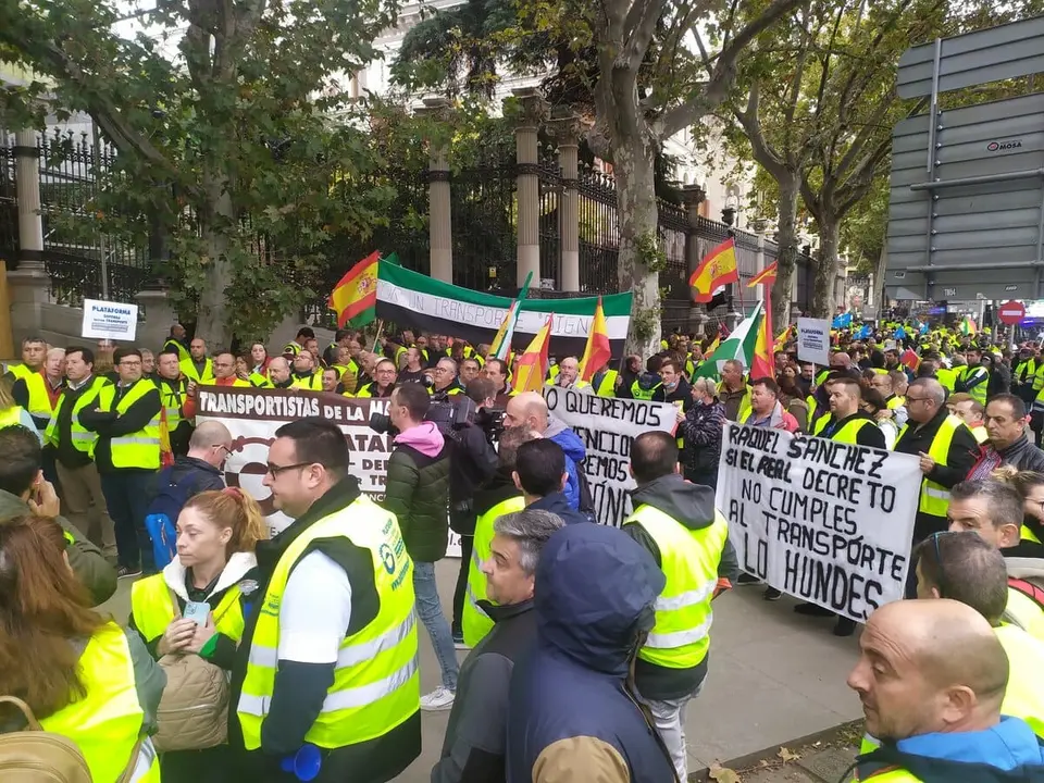 Imagen de los transportistas manifestación. Fuente Plataforma Transporte