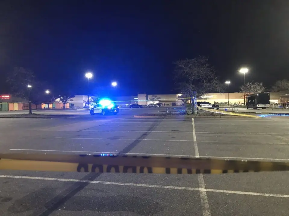 Imagen zona precintada por la policía frente al supermercado Walmart. Fuente CNN