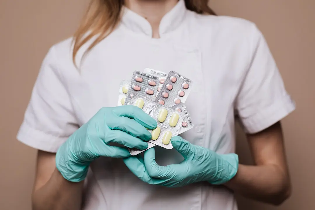 Foto de Karolina Grabowska: https://www.pexels.com/es-es/foto/manos-sujetando-medico-tratamiento-4046996/