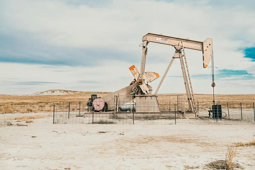 Imagen de Pozo Petrolifero. Fuente Colton-Sturgeon. Unplash