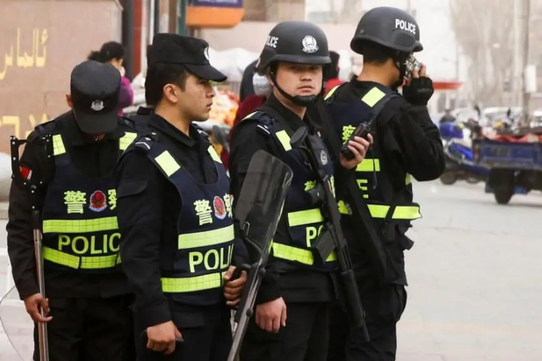 Imagen de policías chinos en Xinjiang. Fuente Reuters