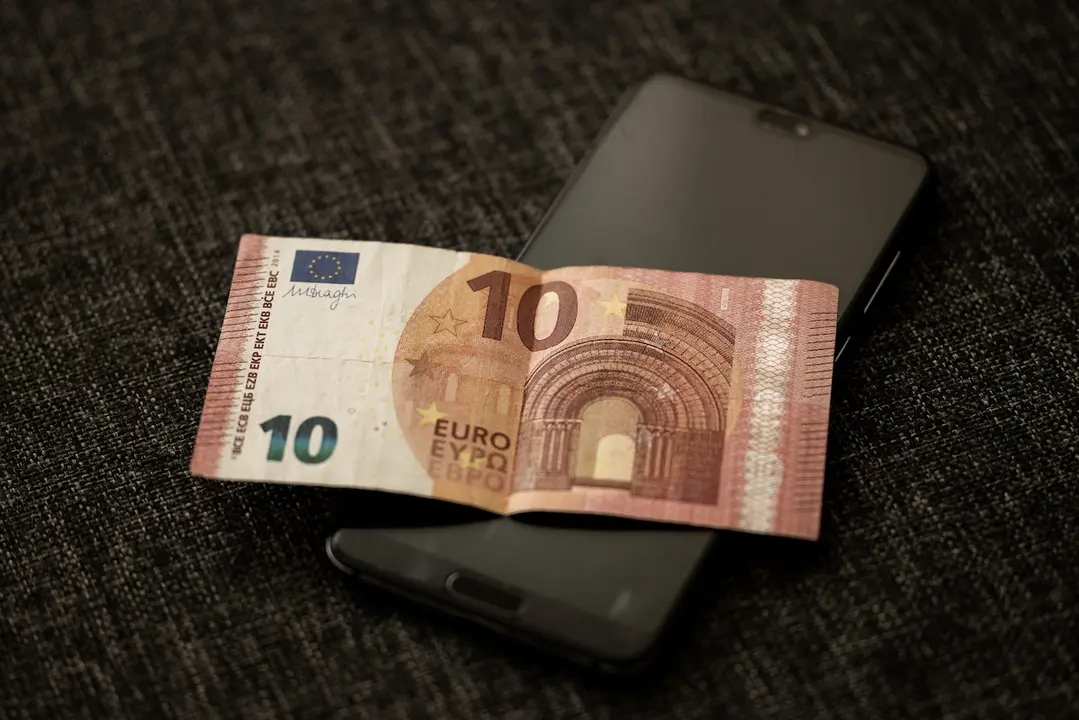 Foto de Engin Akyurt: https://www.pexels.com/es-es/foto/telefono-inteligente-dinero-efectivo-moneda-10149289/