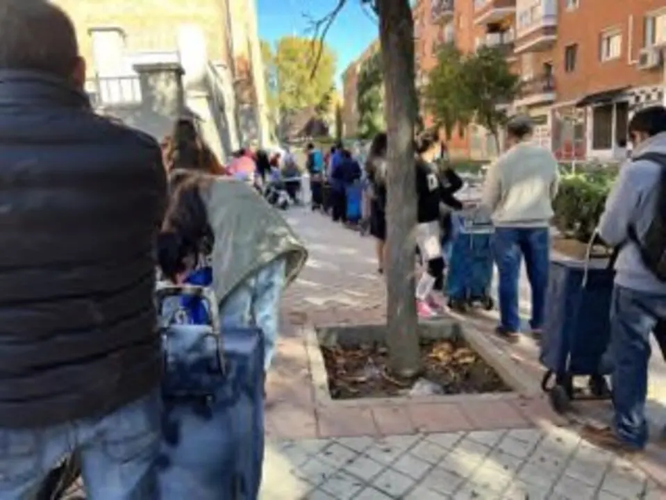 Imagen de una de las colas del hambre. Fuente Fundación Madrina