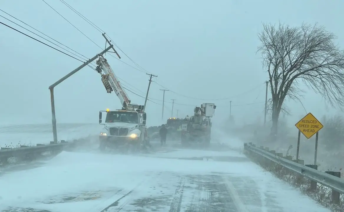 Un camión de reparación de un poste eléctrico en Ohio Fuente DTE_Energy