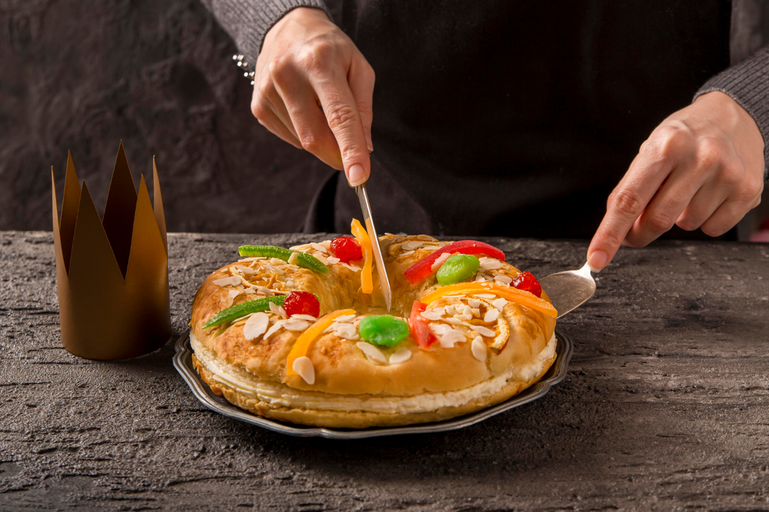 Imagen de <a href="https://www.freepik.es/foto-gratis/sabroso-pastel-feliz-epifania-cubiertos_10738966.htm#query=rosca%20reyes&position=32&from_view=keyword">Freepik</a>