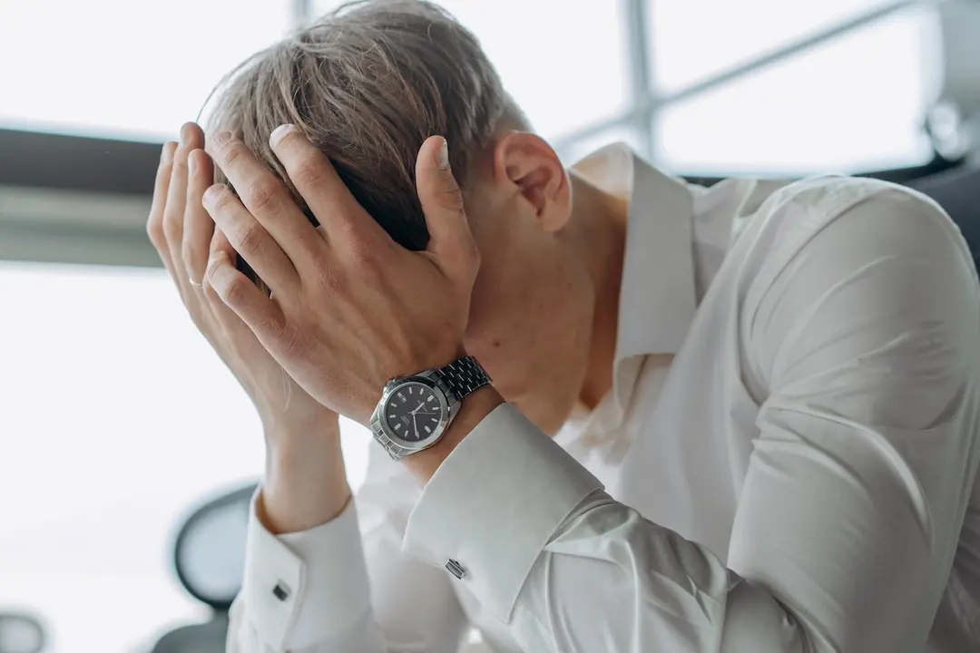 Foto de Mikhail Nilov: https://www.pexels.com/es-es/foto/hombre-reloj-de-pulsera-agotamiento-agotado-8297227/