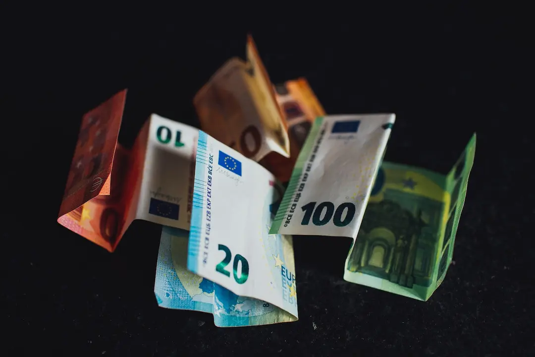 Foto de Markus Spiske: https://www.pexels.com/es-es/foto/billete-de-10-y-20-euros-3806749/