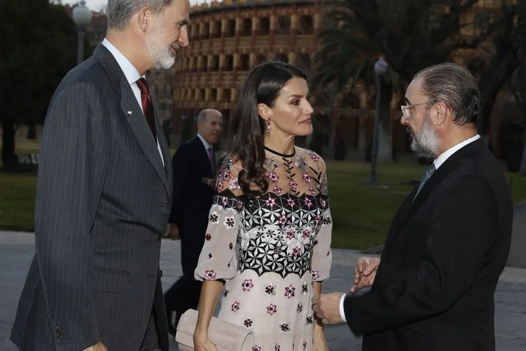 Los Reyes saludan al presidente del Gobierno de Aragón, Francisco Javier Lambán / Casa Real