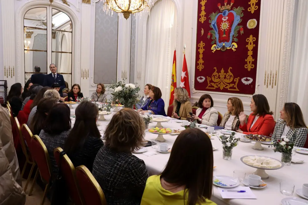 El decano Eugenio Ribón da la bienvenida a las asistentes al desayuno para presentar la hoja de ruta del ICAM en materia de igualdad