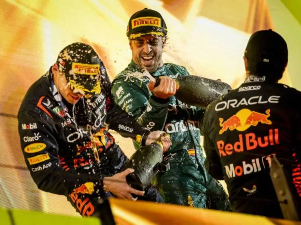 Max Verstappen, Sergio Pérez y Fernando Alonso en el podio del Gran Premio de Baréin 2023 | Fuente: Getty Images