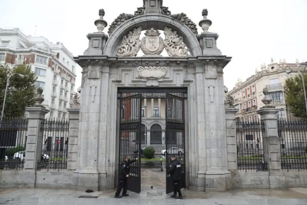 Imagen de archivo de dos operarios cerrando una de las puertas de El Retiro