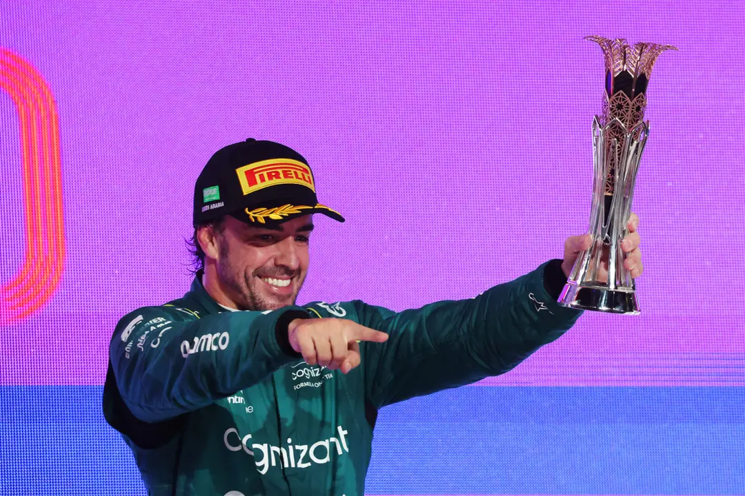 Fernando Alonso en el podio del Gran Premio de Arabia Saudí 2023 | Fuente: Aston Martin