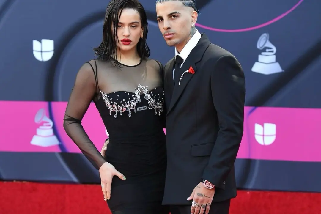 La pareja en la pasada gala de los Grammy, donde acumularon 14 nominaciones entre ambos. Instagram: @rauwalejandro