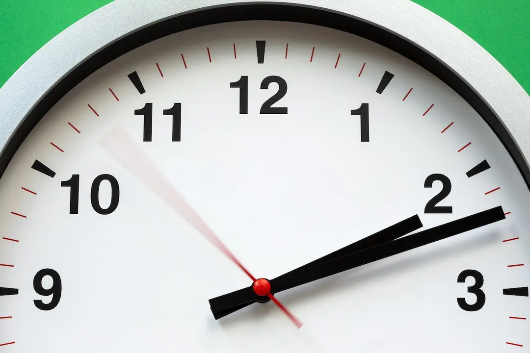 Foto de Stas Knop: https://www.pexels.com/es-es/foto/lectura-del-reloj-blanco-a-las-2-12-1537268/