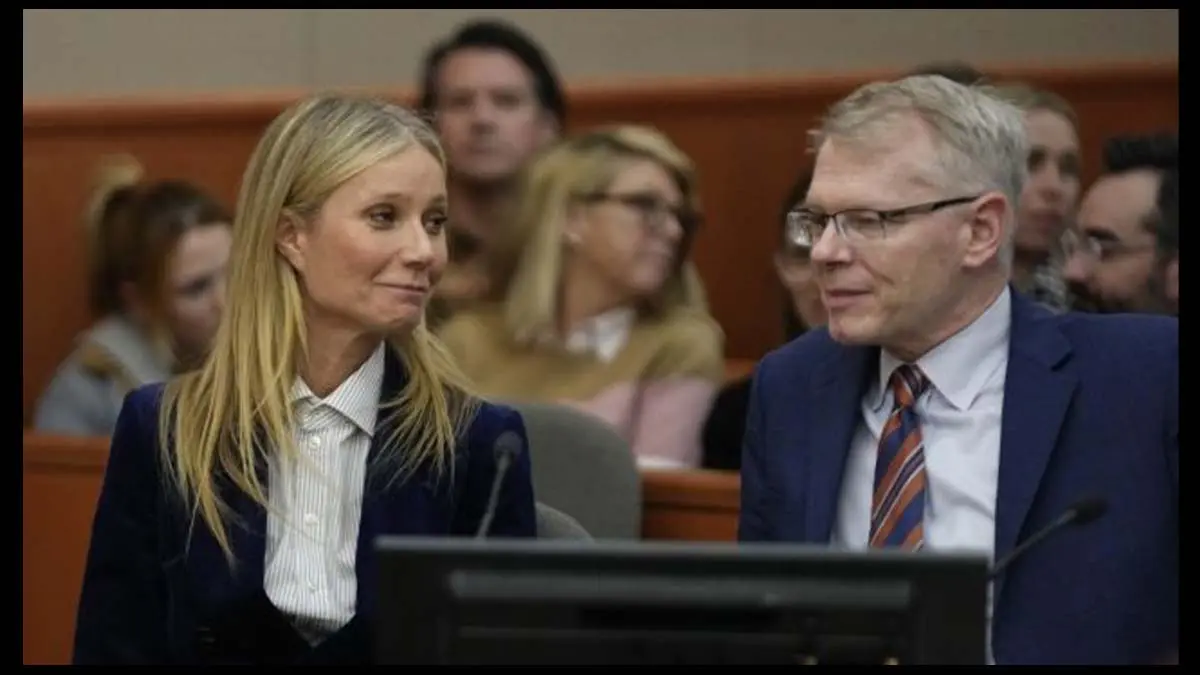 Gwyneth Paltrow y su abogado Steve Owens sonríen tras la lectura del veredicto