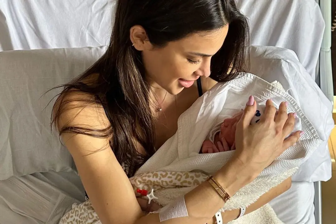 Imagen de Carla Barber y su hijo Bosco, pocas horas después de nacer - Instagram @dr.carlabarber