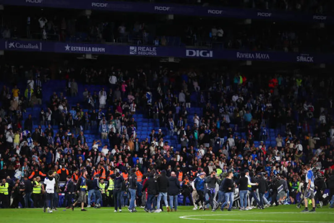 Un grupo de ultras del Espanyol invaden el terreno de juego | Fuente: Getty Images