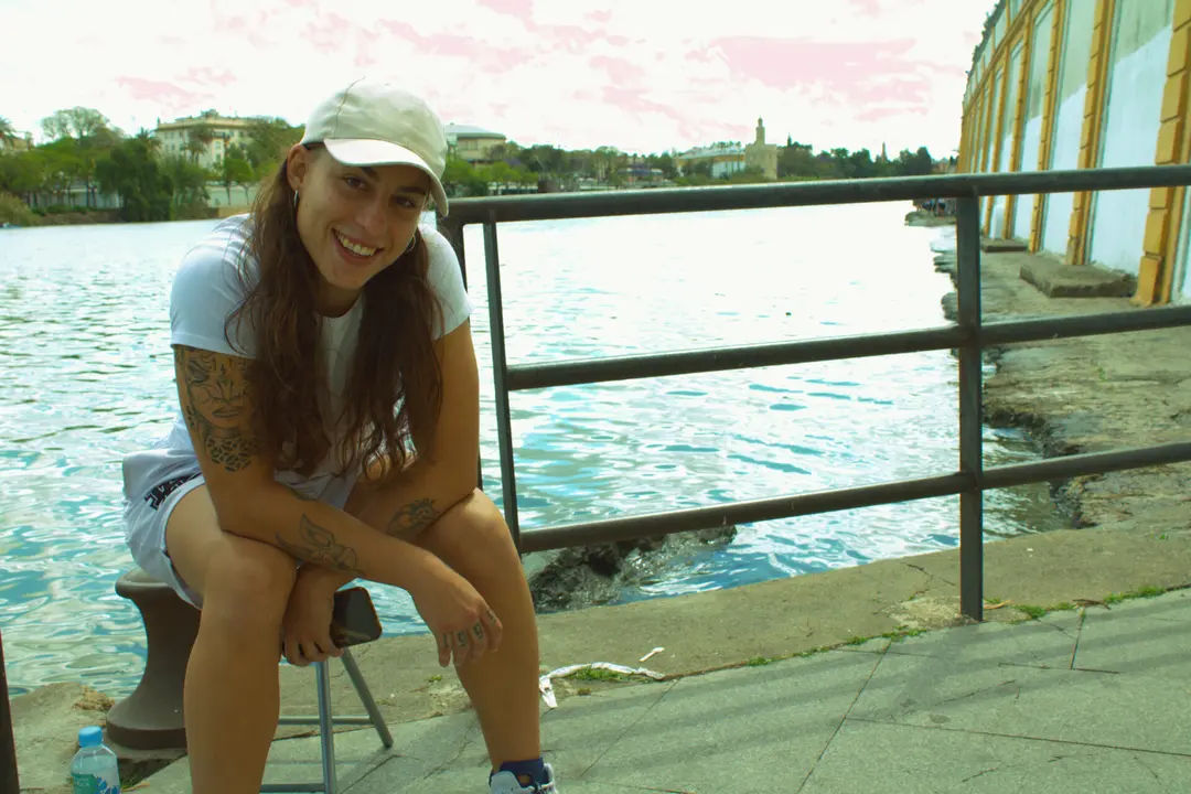 La campeona de España amateur de MMA, Blanca Medina, junto al río Guadalquivir. (Imagen: Adrián Guanche)