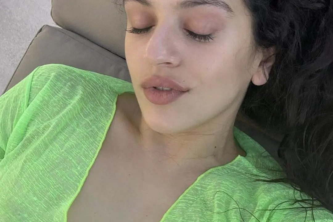 La foto real de Rosalía que JC Reyes trucó con un falso topless - @rosalia.tv