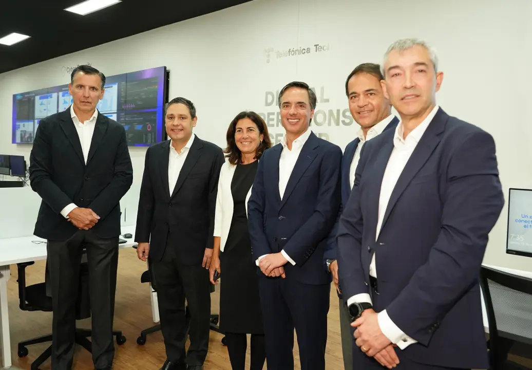 (De izq. a dcha: José Cerdán, CEO de Telefónica Tech; Mauricio Lizcano Arango, ministro TIC del Gobierno de Colombia; María Jesús Almazor, CEO de Ciberseguridad y Cloud de Telefónica Tech; Alfonso Gómez, CEO de Telefónica Hispam; Fabián Hernández, CEO de Telefónica Movistar Colombia; y Joaquín Cidoncha, director de Operaciones de Ciberseguridad y Cloud de Telefónica Tech)