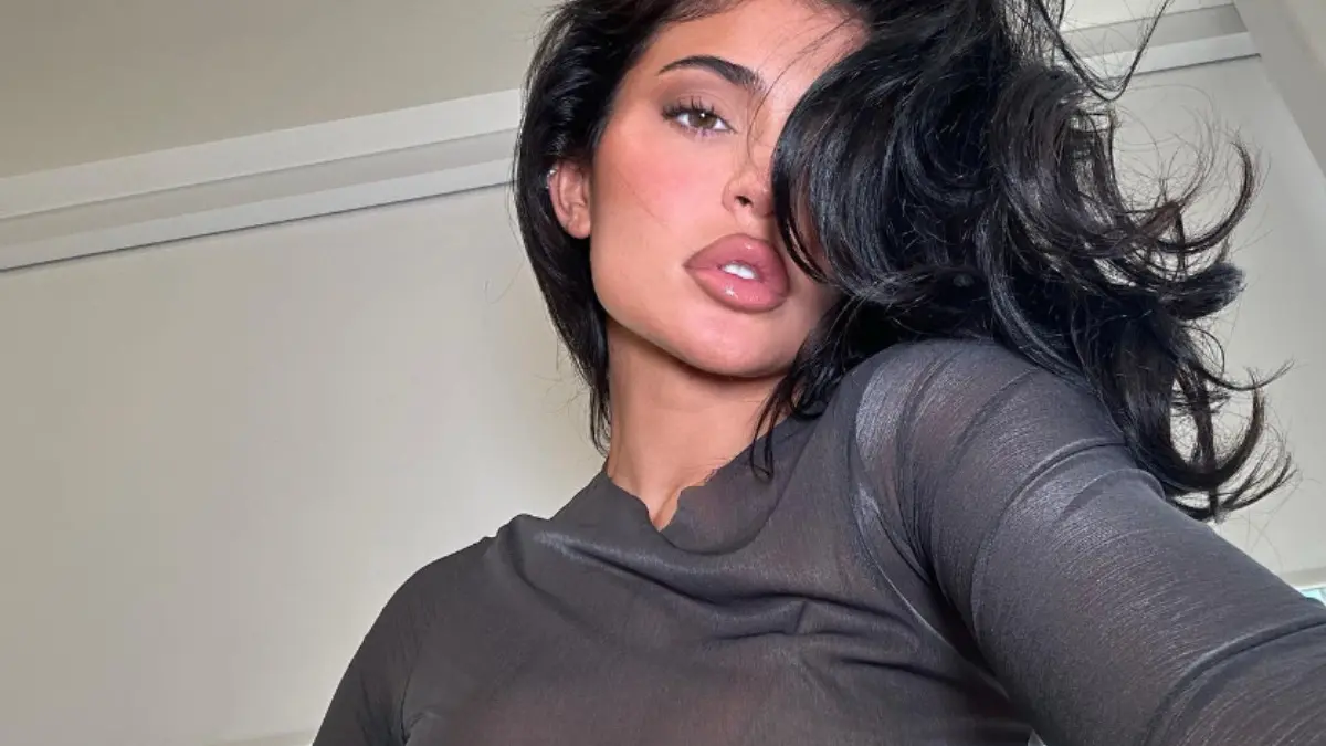 Kylie Jenner se convierte en el punto de mira de internet tras un retoque de Photoshop más que obvio