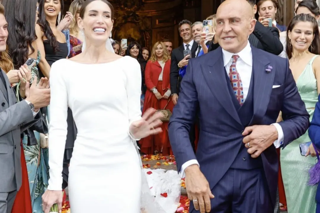Los novios saliendo de la iglesia ya como marido y mujer - Instagram @revistalecturas