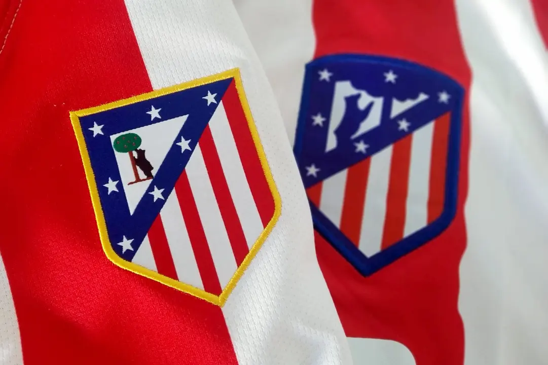 Nuevo y antiguo escudo del Atlético de Madrid