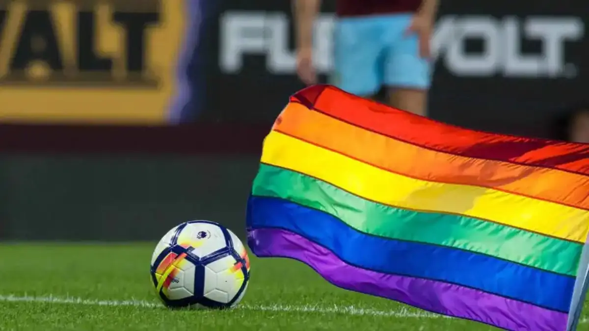 Bandera LGBT en un campo de fútbol | Fuente: Getty Images