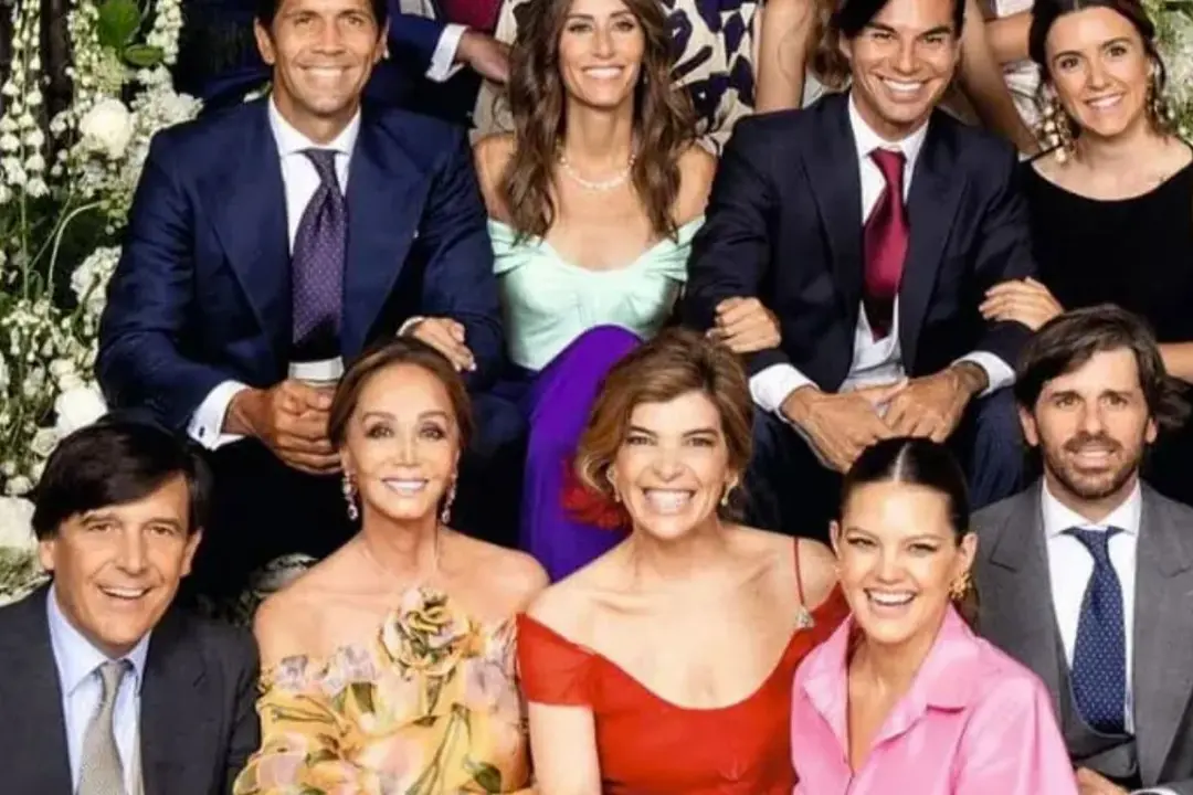 Isabel Preysler en un momento de la boda publicado en la portada de la revista Hola - Revista Hola