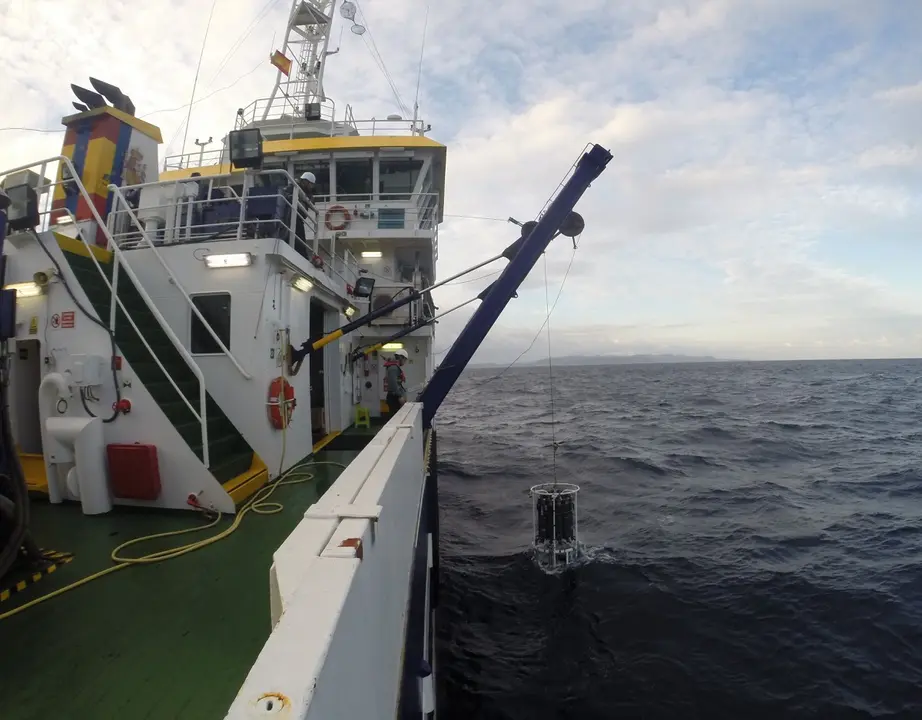 Toma de datos de variables ambientales con roseta de botellas oceanográficas y CTD durante una campaña RADMED. © IEO-CSIC
