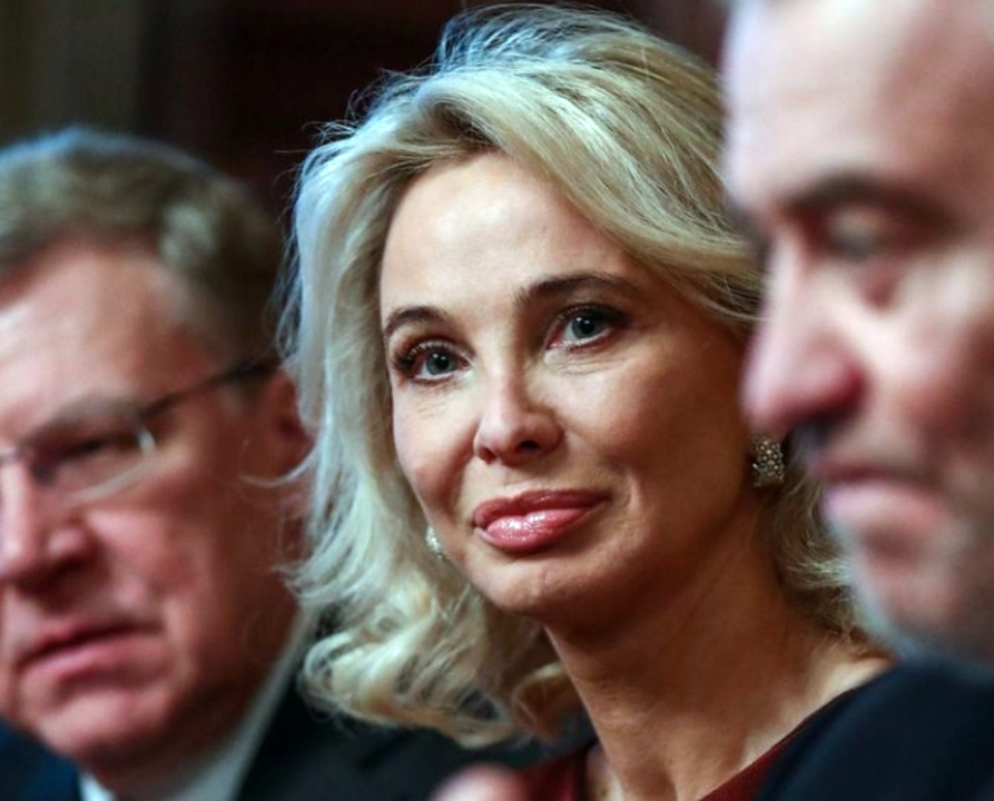 Corinna Larsen solicita una indemnización de 146 millones de euros al rey Juan Carlos I por daños en su batalla judicial por acoso.