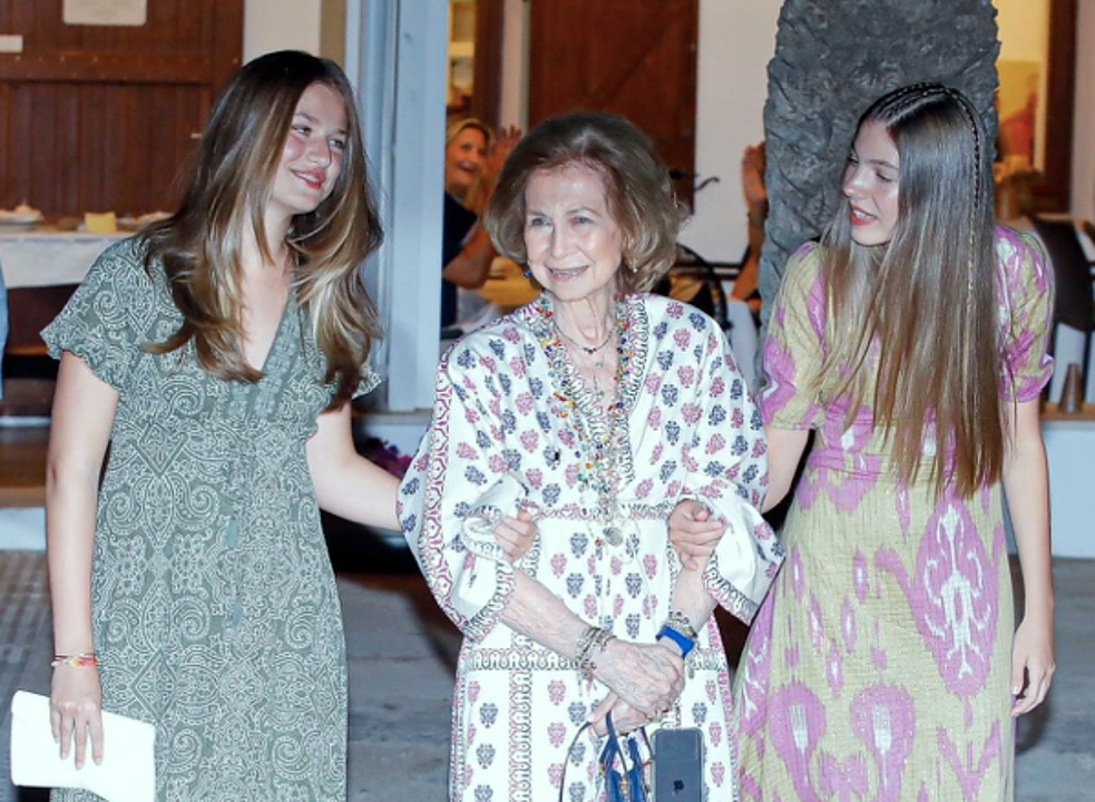 Los Reyes, junto a sus hijas Leonor y Sofía, disfrutaron de una cena en Palma junto a doña Sofía e Irene de Grecia / Instagram @robert_smith_photography