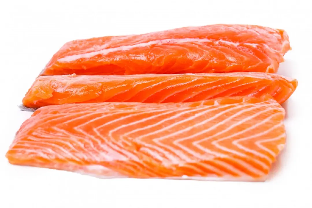 <a href="https://www.freepik.es/foto-gratis/rodaja-salmon-crudo_6452154.htm#query=salmon&position=3&from_view=search&track=sph">Imagen de Racool_studio</a> en Freepik