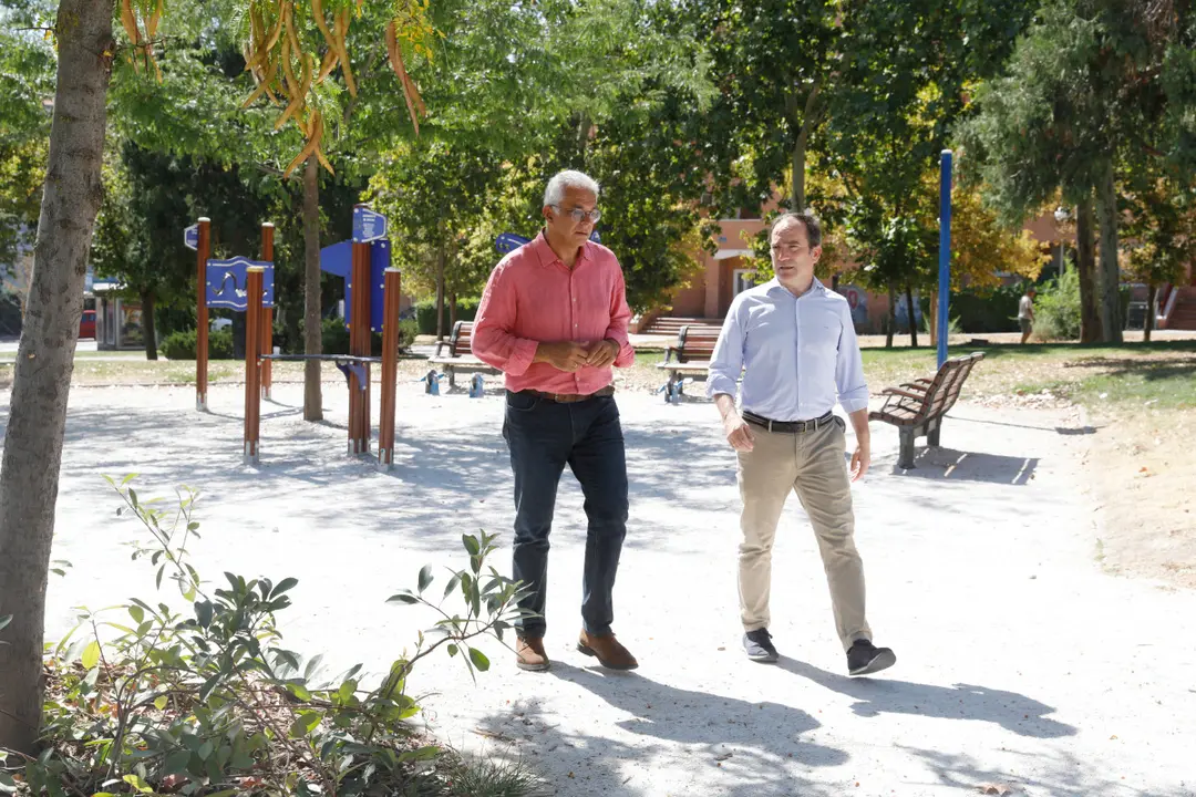 El delegado del Área de Gobierno de Urbanismo, Medio Ambiente y Movilidad, Borja Carabante, acompañado del concejal de Carabanchel, Carlos Izquierdo, durante su visita al parque