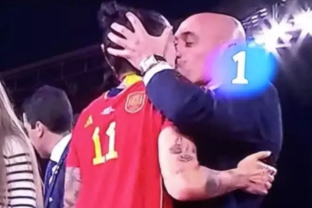 Imagen del momento del beso de Rubiales a Hermoso - RTVE