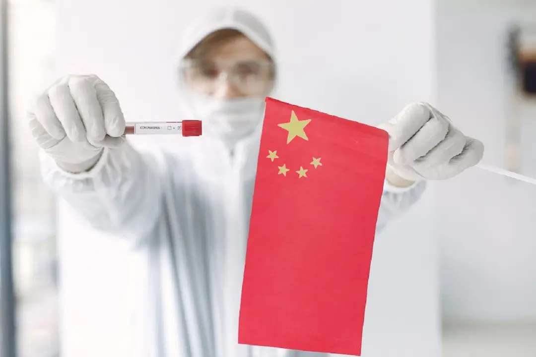 <a href="https://www.freepik.es/foto-gratis/cientifico-traje-gala-muestra-coronavirus-bandera-china_7282324.htm#query=covid%20china&position=0&from_view=search&track=ais">Imagen de prostooleh</a> en Freepik