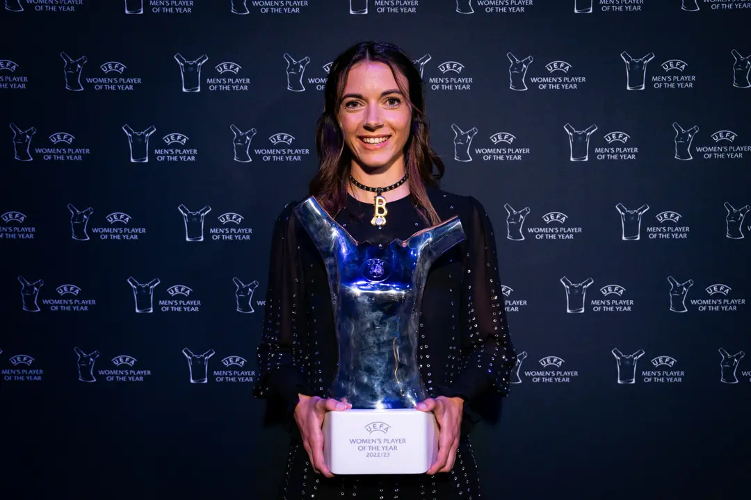 Aitana Bonmatí recibe el premio de mejor jugadora del año de la UEFA | Fuente: FC Barcelona Femenino