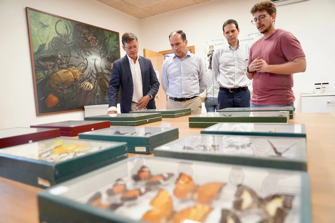 El delegado de Urbanismo, Medio Ambiente y Movilidad, Borja Carabante, en su visita al centro entomológico, junto al concejal delegado de Limpieza y Zonas Verdes, José Antonio Martínez Páramo