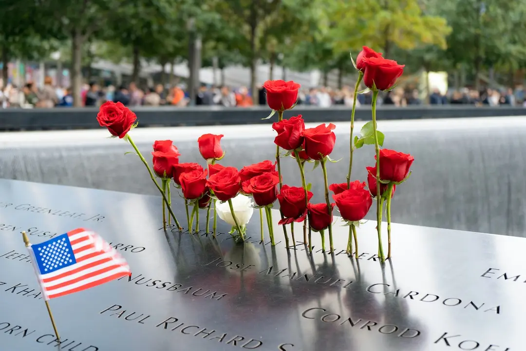 Foto de Soly Moses: https://www.pexels.com/es-es/foto/ciudad-amor-flores-nueva-york-9522216/