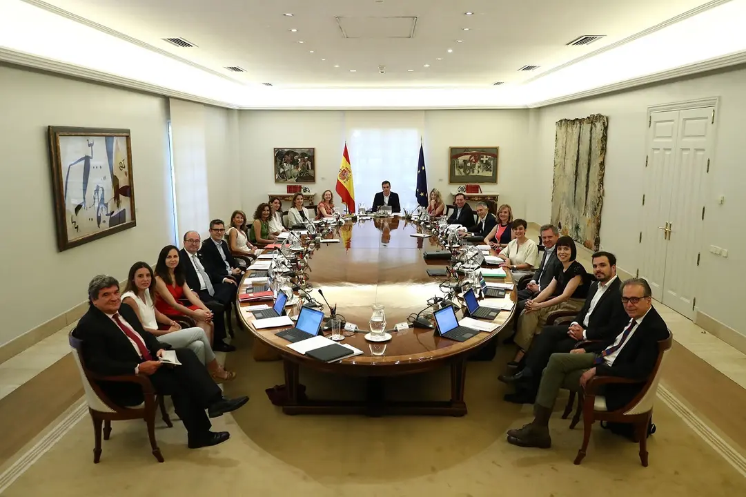 El presidente del Gobierno, Pedro Sánchez, Junto a sus tres vicepresidentas y al resto de sus ministros en el transcurso de la reunión del Consejo de Ministros. Pool Moncloa/Fernando Calvo. La Moncloa, Madrid 25.7.2023