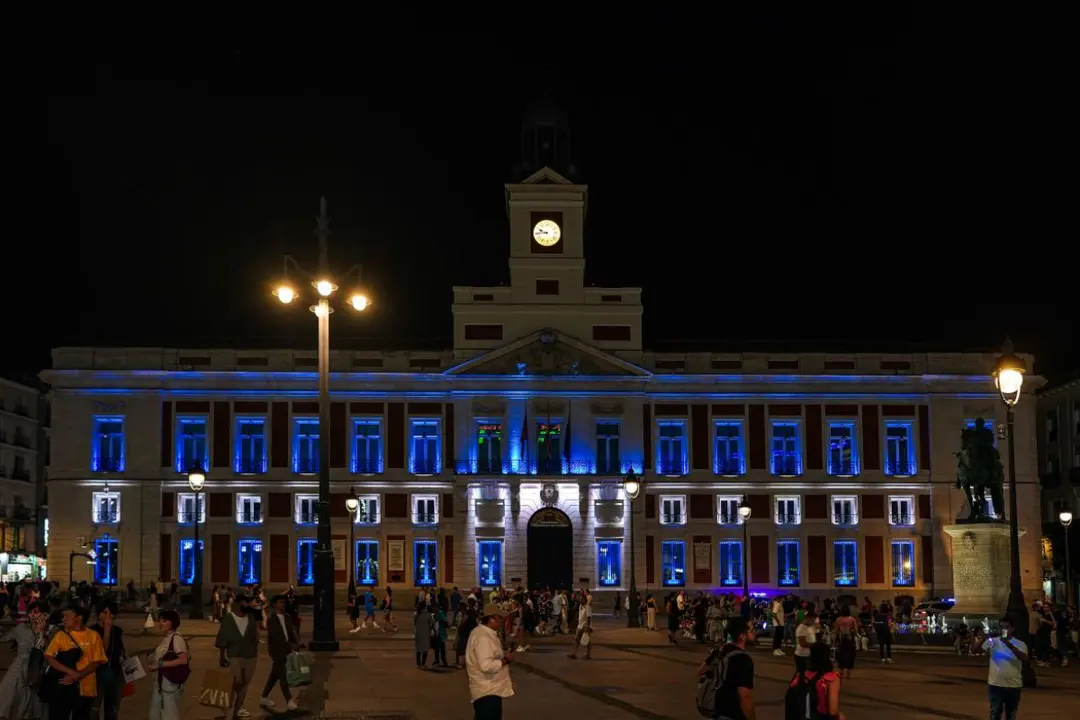 La Comunidad de Madrid ilumina la Real Casa de Correos con la bandera de Israel en solidaridad tras el ataque terrorista