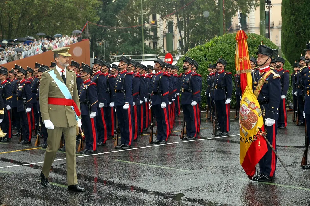 Su Majestad el Rey pasa revista al batallón de la Guardia Real que rendía honores / Archivo / © Casa de S.M. el Rey