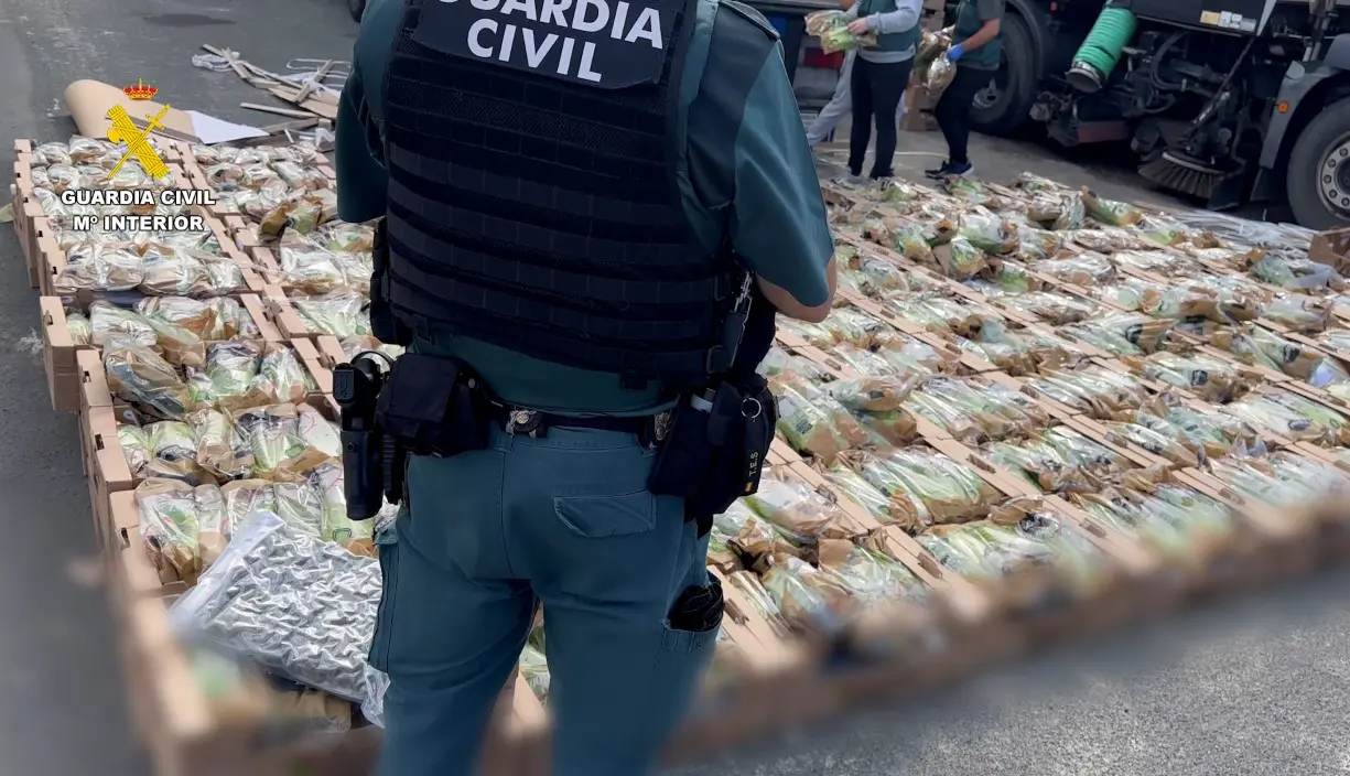 guardia civil - maria entre lechugas