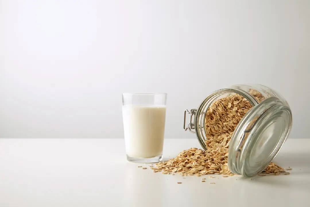 <a href="https://www.freepik.es/foto-gratis/vaso-transparente-leche-organica-fresca-cerca-tarro-rustico-medio-abierto-copos-avena-esparcidos-aislados-centro-vista-lateral-mesa-blanca_11338010.htm#query=leche%20de%20avena&position=1&from_view=search&track=ais">Imagen de bublikhaus</a> en Freepik